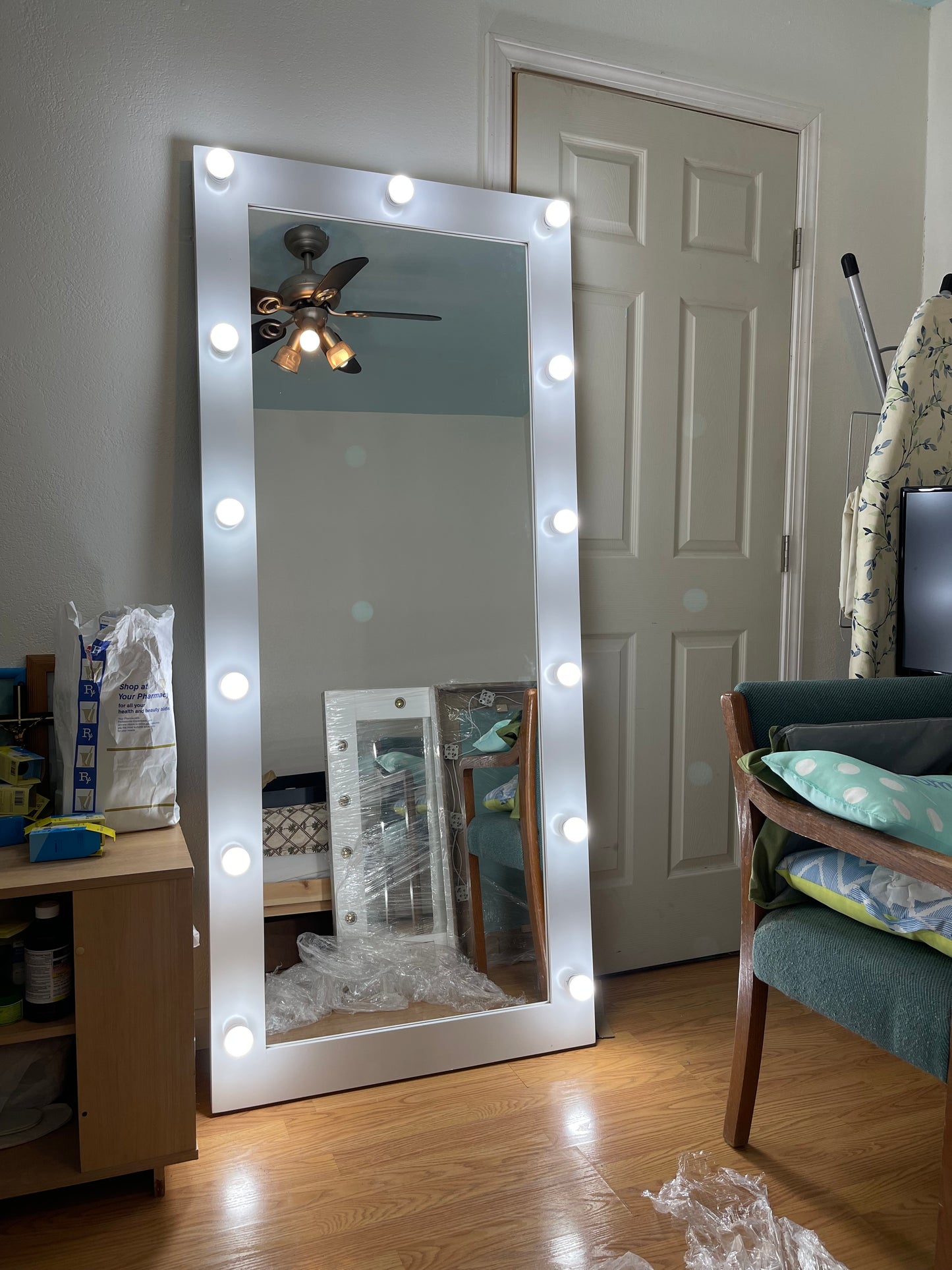 Full body Hollywood Style a mirror