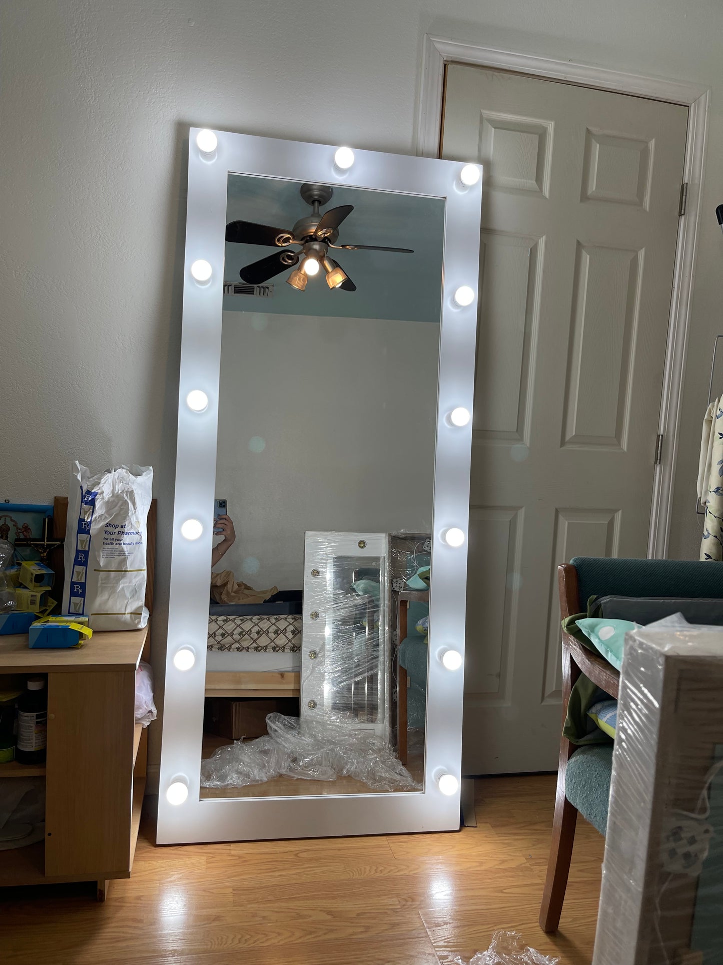 Full body Hollywood Style a mirror