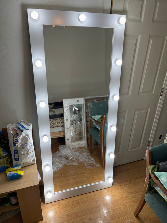 Full body Hollywood Style a mirror